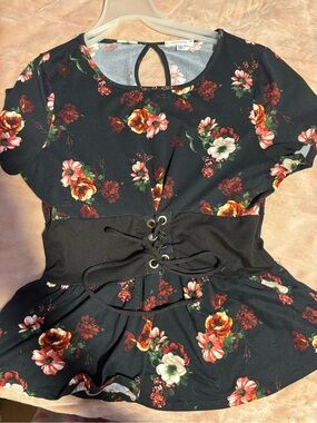 Persaya Black Floral Keyhole Peplum Top